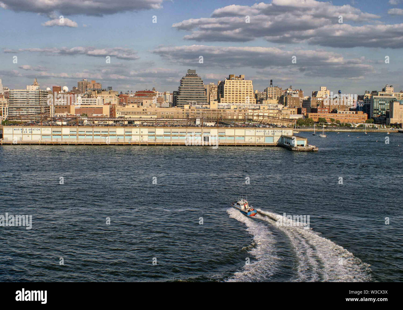 New York, New York, USA. 3. Sep 2005. Ein New York City Polizei Boot patrouillieren am Hudson River gegenüber von Manhattan. Credit: Arnold Drapkin/ZUMA Draht/Alamy leben Nachrichten Stockfoto