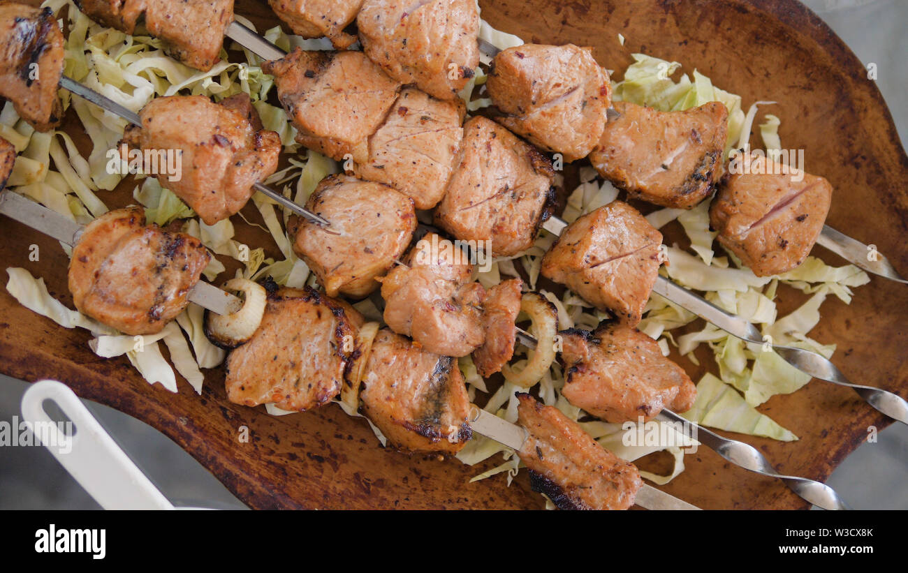 Grill Spieße mit saftigen Fleisch onplate. Shish Kebab aus Schweinefleisch Stockfoto