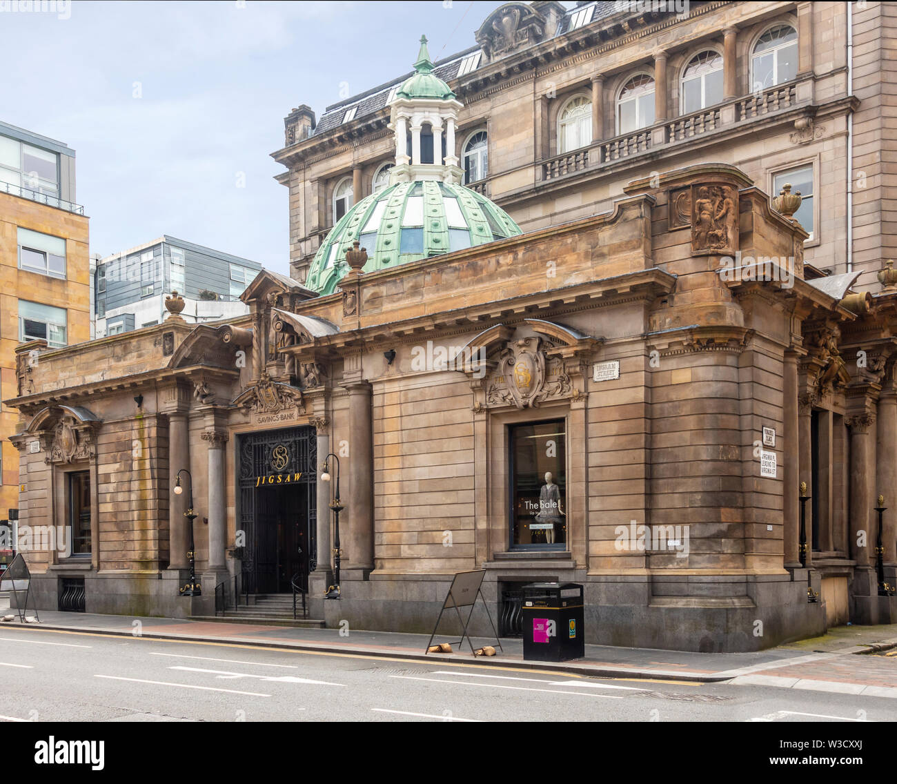 Äußere des Jigsaw fashion shop in der Merchant City im Zentrum von Glasgow, Schottland. 1890 barocke Gebäude wurde das ehemalige Hauptquartier der Stockfoto