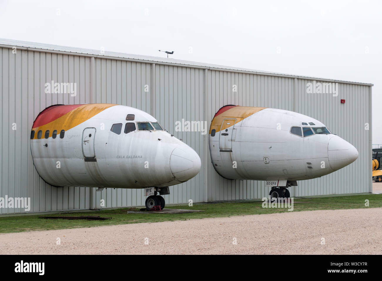 Zwei Passagierflugzeuge mit Iberia Elfenbein in Madrid, Spanien Museo de Aire Stockfoto