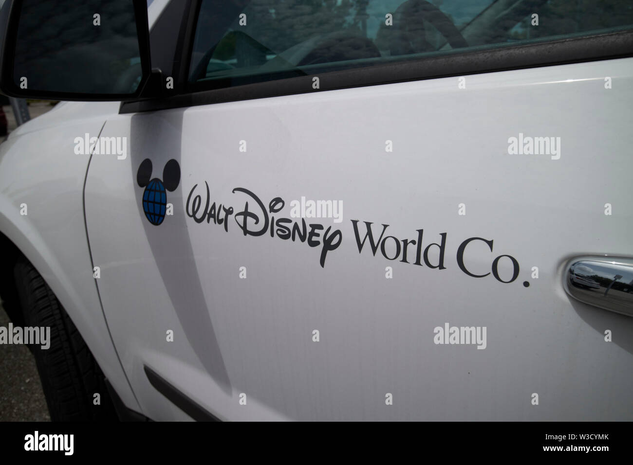 Walt Disney World co Firmenname und Logo auf einem Fahrzeug, Florida Vereinigte Staaten von Amerika Stockfoto