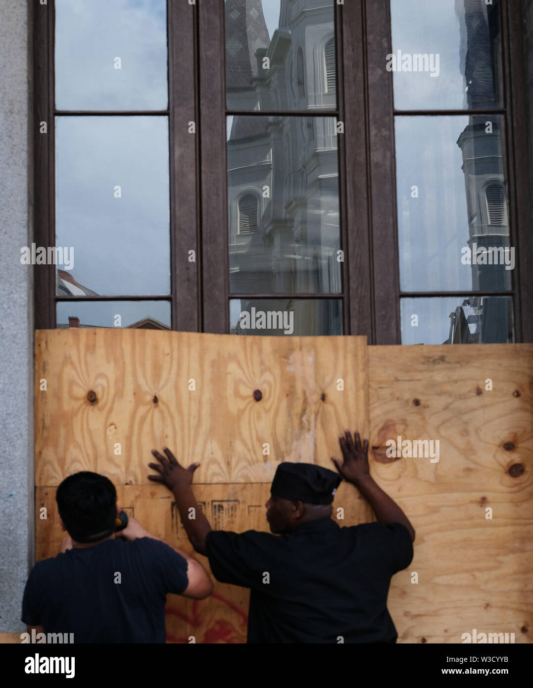 New Orleans, Louisiana, USA. 12. Juli, 2019. (Von links nach rechts) Mike Harrison und James Lawless Board, ein Restaurant im Französischen Viertel als Tropischer Sturm Barry Ansätze in New Orleans, Louisiana, USA am 12. Juli 2019. Credit: Dan Anderson/ZUMA Draht/Alamy leben Nachrichten Stockfoto