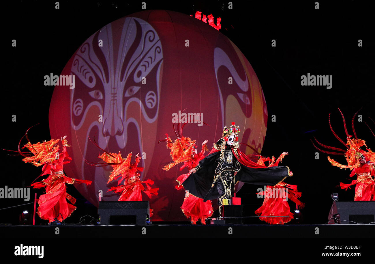 Neapel, Italien. 14. Juli, 2019. Künstler zeigen die wechselnden Gesichter der Sichuan Oper die Kultur der chinesischen Chengdu, der Gastgeber der nächsten Sommer Universiade einzuführen, bei der Abschlussfeier des 30. Sommer-universiade in Neapel, Italien, 14. Juli 2019. Credit: Zheng Huansong/Xinhua/Alamy leben Nachrichten Stockfoto