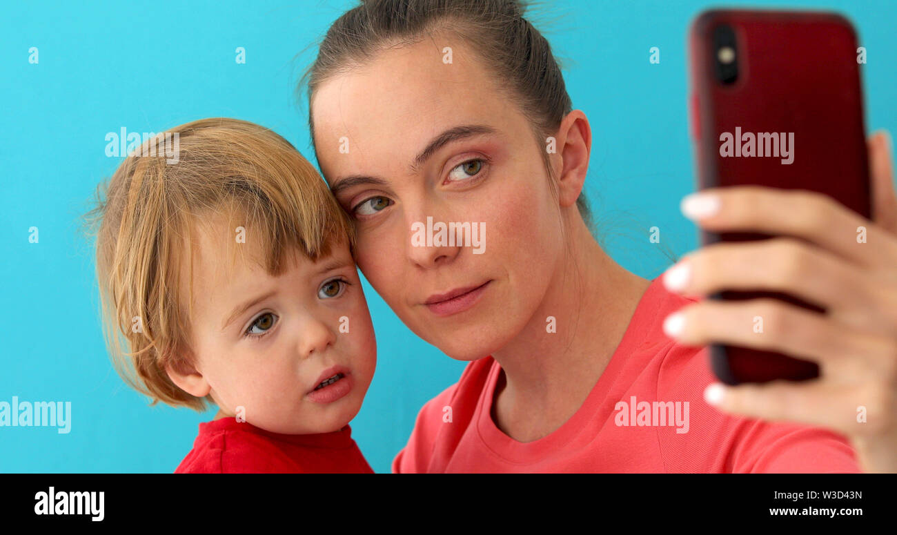Mutter mit Kind selfie Stockfoto