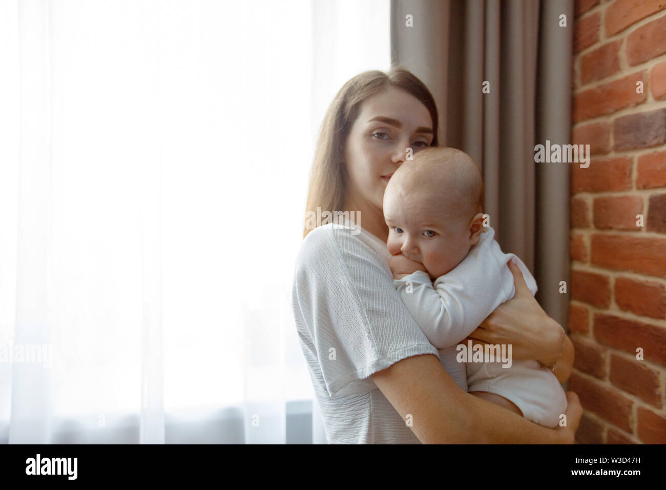 Frau auf Händen baby Stockfoto