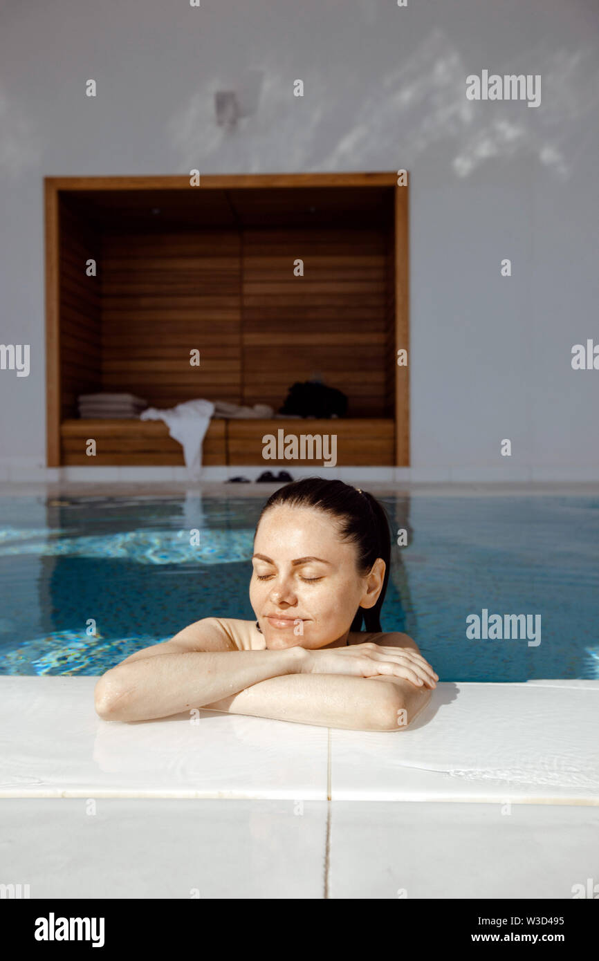 Junge Frau, die Ruhe genießen, im Pool Stockfoto