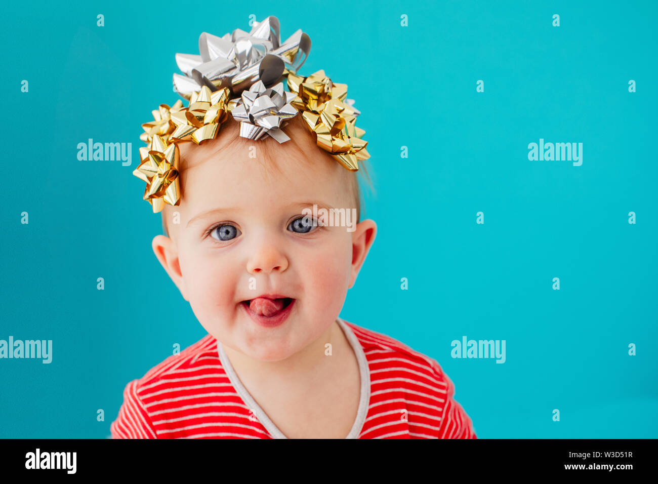 Baby mit einem Bogen als Geschenk eingerichtet Stockfoto