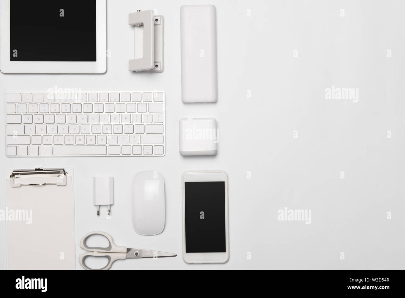 Mix von Büromaterial und Gadgets auf weißem Hintergrund Stockfoto