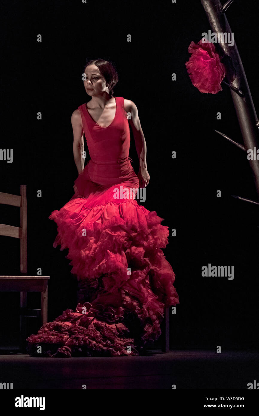 London, Großbritannien. 11. Juli 2019. Olga Pericet Tänze ihre Leistung "der Stachel, dass davon geträumt, eine Blume oder die Blume, die davon geträumt, eine Tänzerin' während des 16. Flamenco Festival in Sadler's Wells Theatre. Pericet, für die Schaffung einer Welt voll von eindrucksvollen Bildern durch eine Kombination von Theater und Tanz bekannt, war die Empfänger des spanischen Nationalen Tanzpreis 2018. Credit: Guy Corbishley/Alamy leben Nachrichten Stockfoto