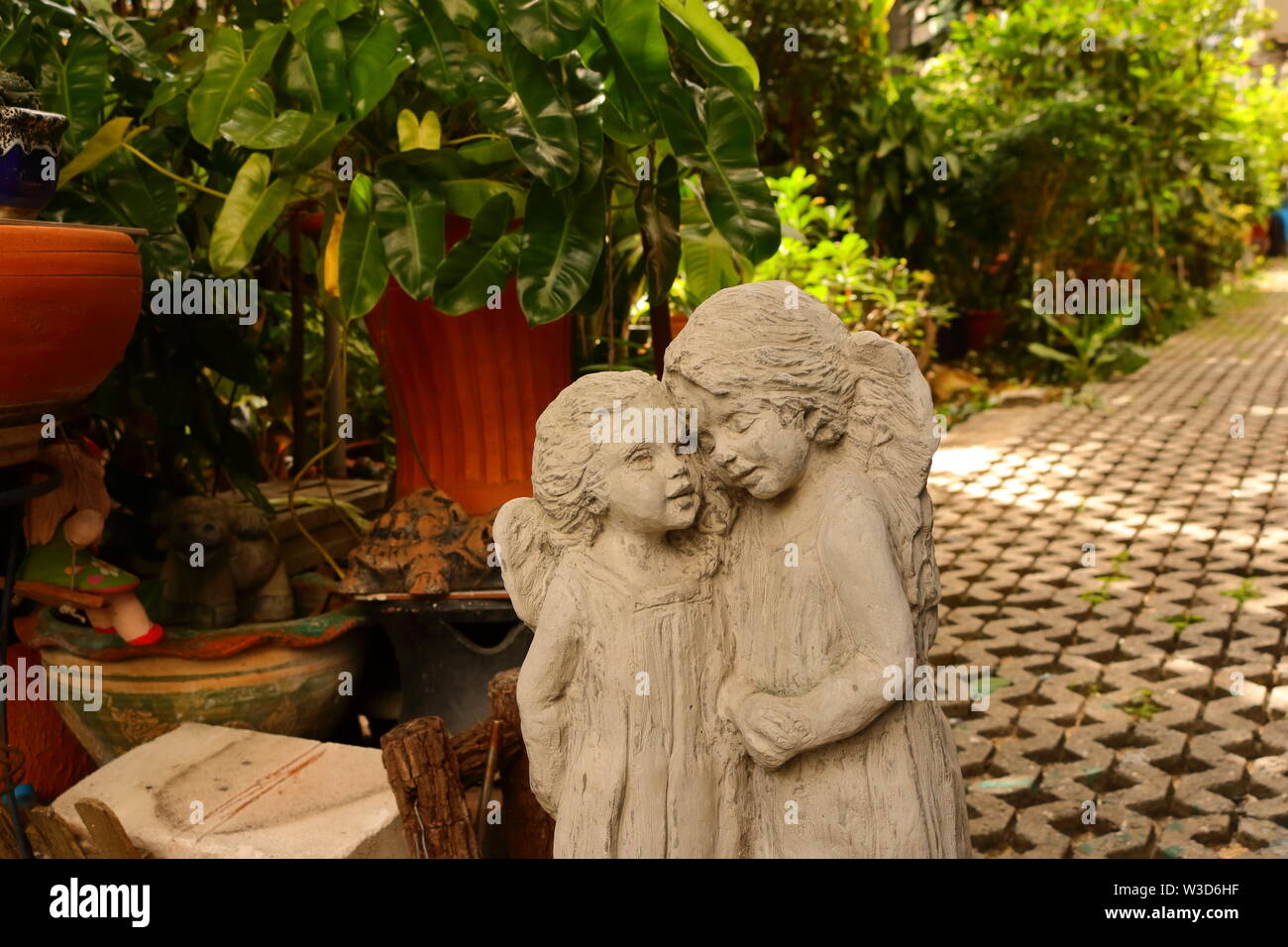 Nahaufnahme von zwei Engel Liebhaber Statuen zusammen im Garten, liebe Konzept Stockfoto