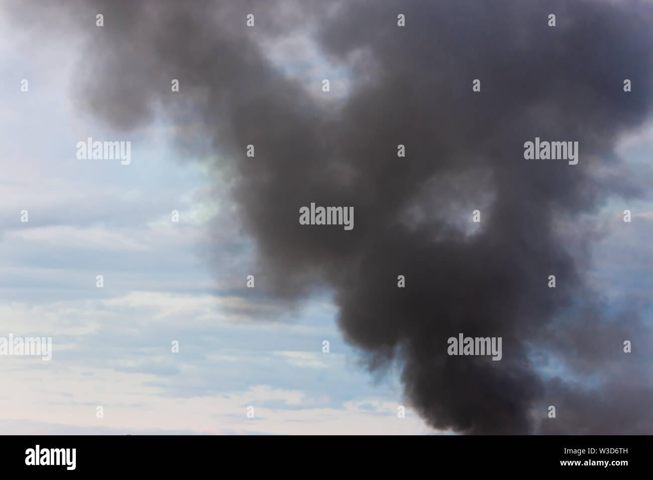 Eine Menge schwarzer Rauch vom Feuer Stockfoto