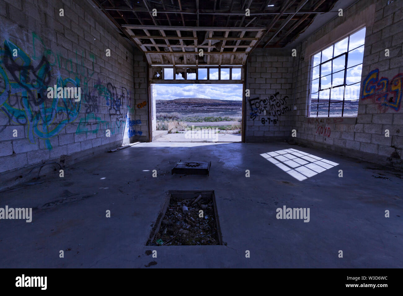Service Bucht von einem verlassenen Sinclair Station entlang einer alten Ausrichtung von uns 30 östlich von Green River, Wyoming. Stockfoto