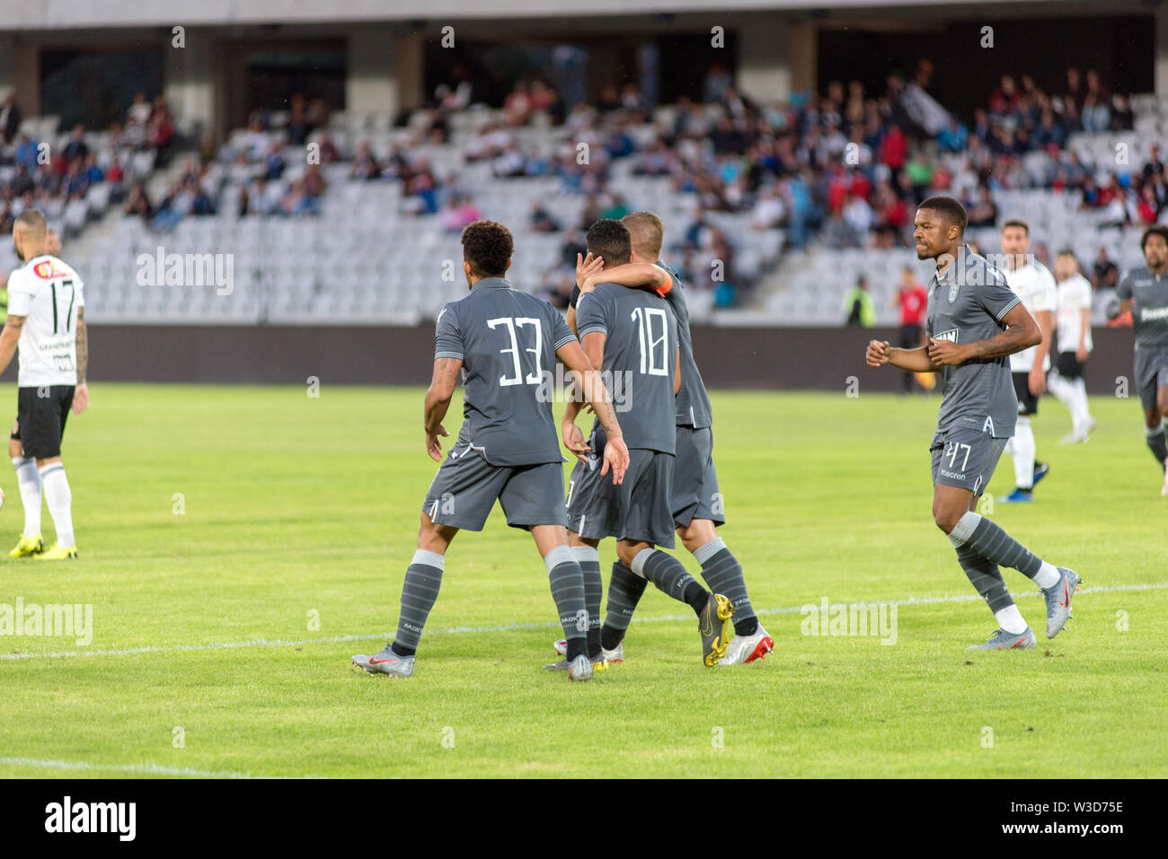 CLUJ Napoca, Rumänien - 12. JULI 2019: Fußball-Spieler des FC PAOK Saloniki feiern das Ziel von Douglas Augusto während eines Fußballspiels gegen Unive Stockfoto