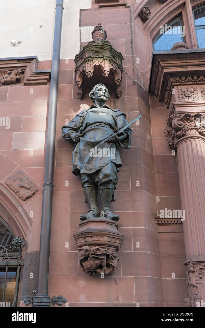 Skulptur auf der Außenfassade des Rathauses Römer Frankfurt am Main Deutschland Stockfoto