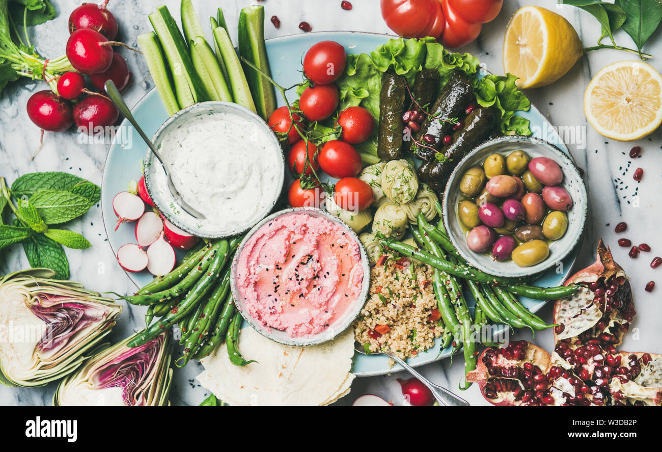 Gesunden veganen Snack und Dip über Marmor Hintergrund gesetzt, Flachbild-lay Stockfoto