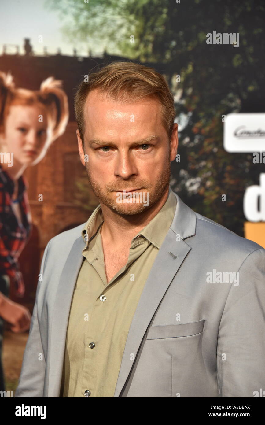Köln, Deutschland. 13. Juli, 2019. Schauspieler Hinnerk Schönemann kommt zur Premiere des Films sterben Drei!!! (Drei Ausrufezeichen) Quelle: Horst Galuschka/dpa/Alamy leben Nachrichten Stockfoto