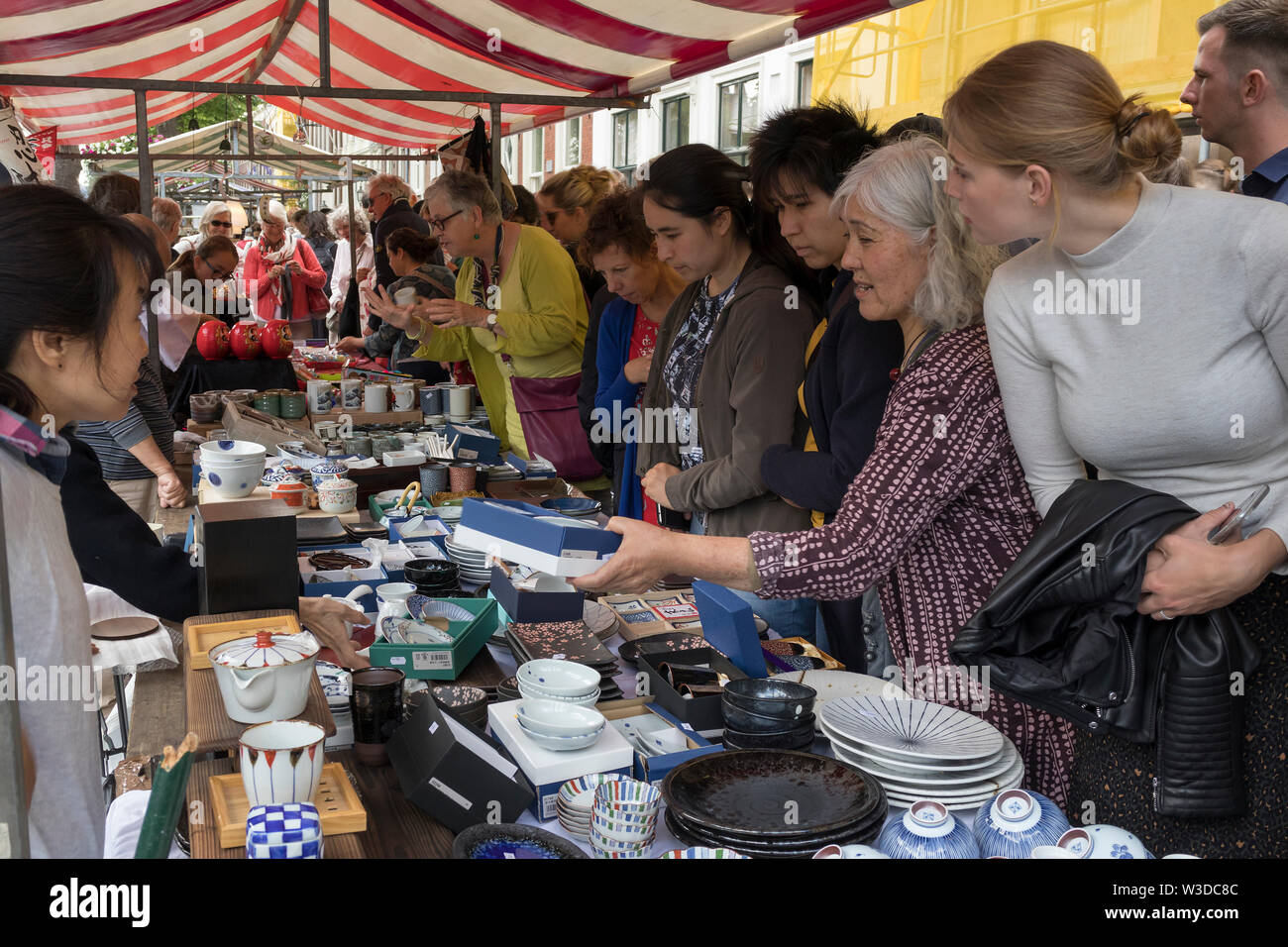 Leiden, Holland - Juni 09, 2019: Öffentliche vor einem stehen japanische Keramik bei der jährlichen Japan Markt in Leiden zu kaufen Stockfoto