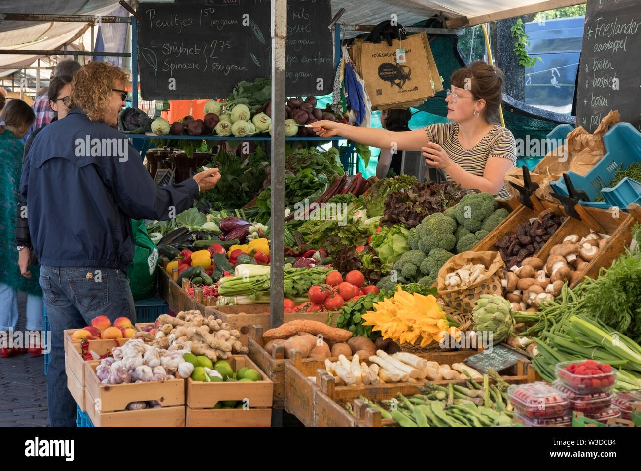 Amsterdam, Holland - Juni 22, 2019: Gemüse auf dem Organic Farmers Market am Noordermarkt Stockfoto