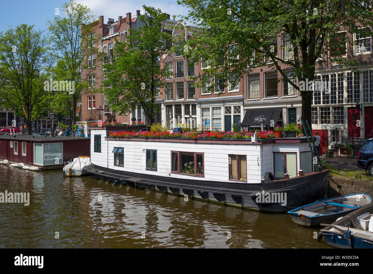 Amsterdam, Holland - Juni 22, 2019: Hausboot mit Blumen auf dem Kanal an der Korte Prinsengracht Stockfoto