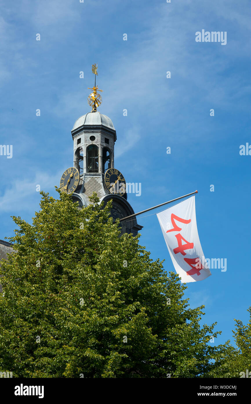Leiden, Holland - Juli 05, 2019: Turm der Universität Gebäude an der Rapenburg mit einer Flagge für die Feier der 444 Jahre Universität Stockfoto