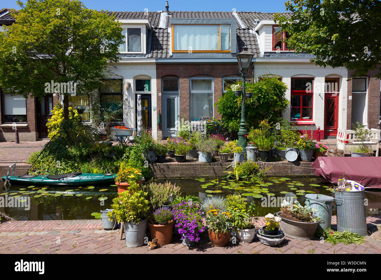 Leiden, Holland - Juli 05, 2019: Kijfgracht, kleinen Kanal im historischen panoramaeinstellungen von Leiden Stadt geschmückt mit Blumen und Pflanzen Stockfoto