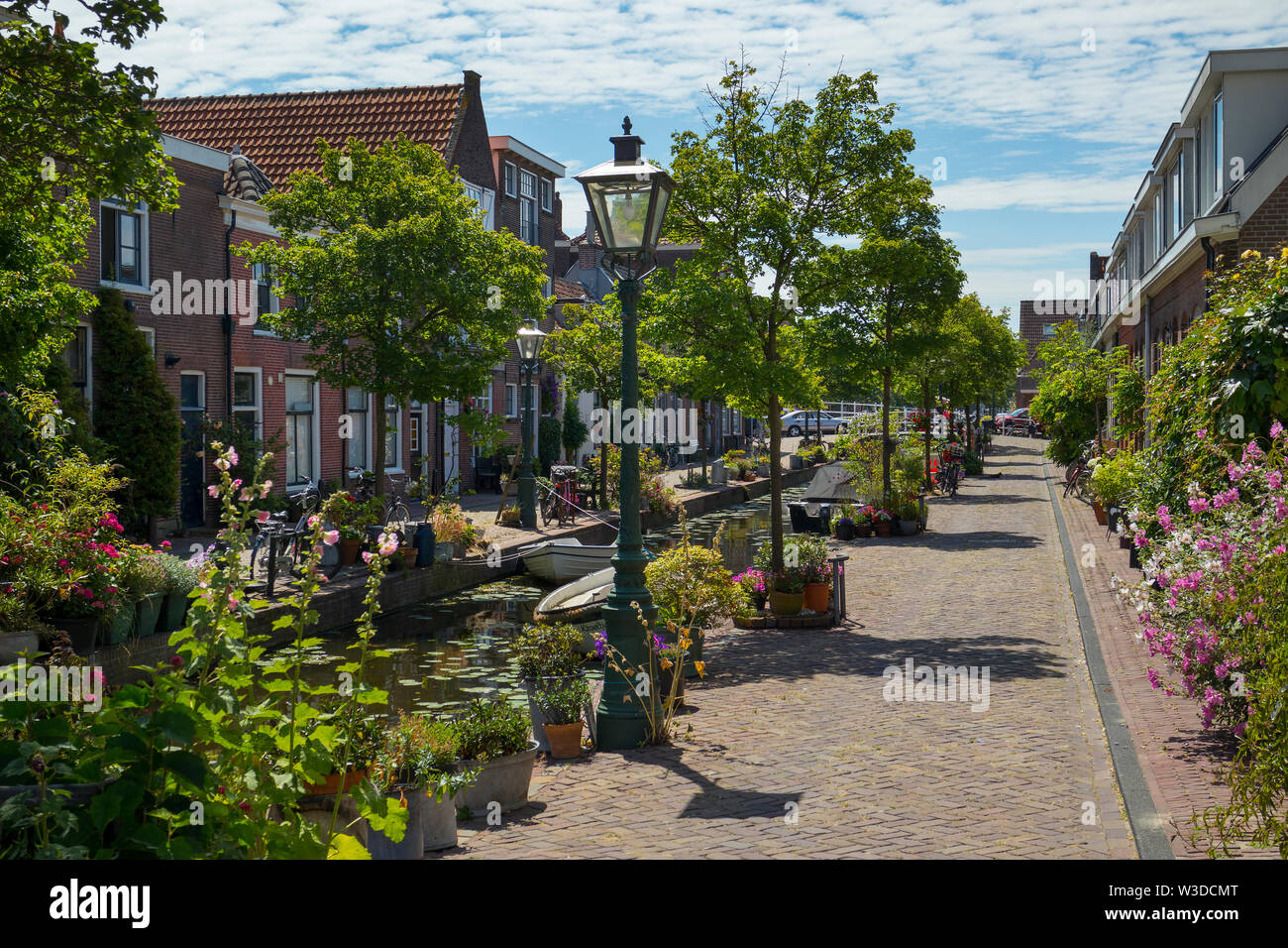 Leiden, Holland - Juli 05, 2019: Kijfgracht, kleinen Kanal im historischen panoramaeinstellungen von Leiden Stadt geschmückt mit Blumen und Pflanzen Stockfoto