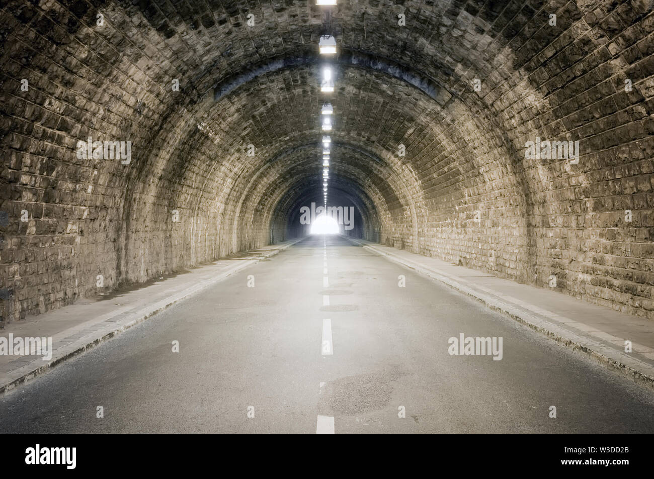 Licht in den dunklen Tunnel Fluchtpunkt Ende Stockfoto