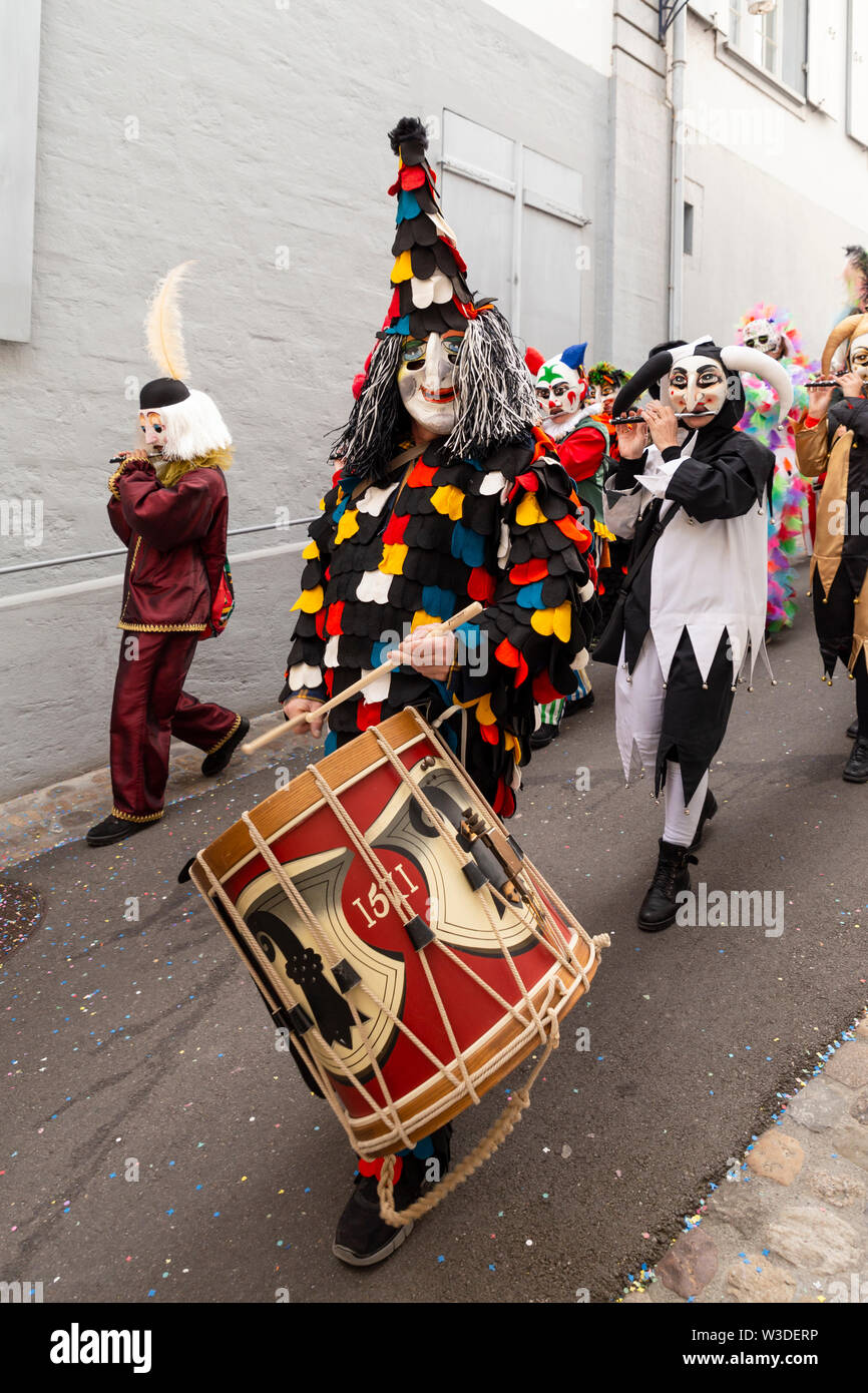 Archivgaesslein, Basel, Schweiz - März 12., 2019. Nahaufnahme einer Snare-Drum in einem bunten Kostüm Stockfoto