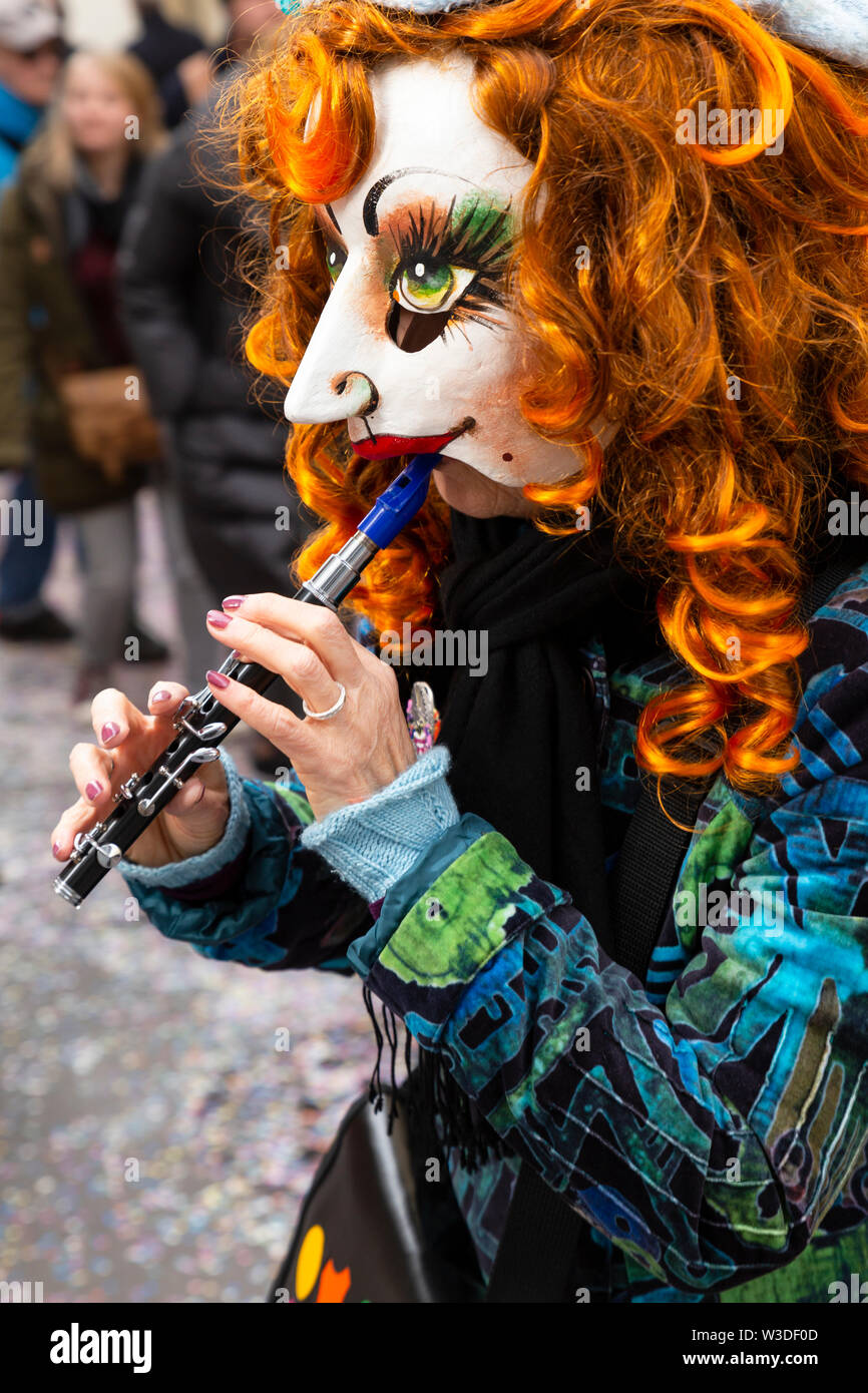 Archivgaesslein, Basel, Schweiz - März 12., 2019. Porträt einer getarnten Piccolo  Flöte Spieler Stockfotografie - Alamy