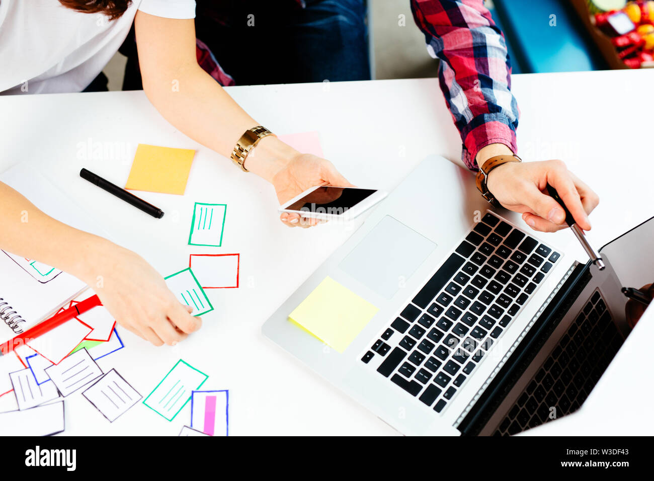 Zwei Designer entwickeln mobile Application Framework auf Notebook Stockfoto