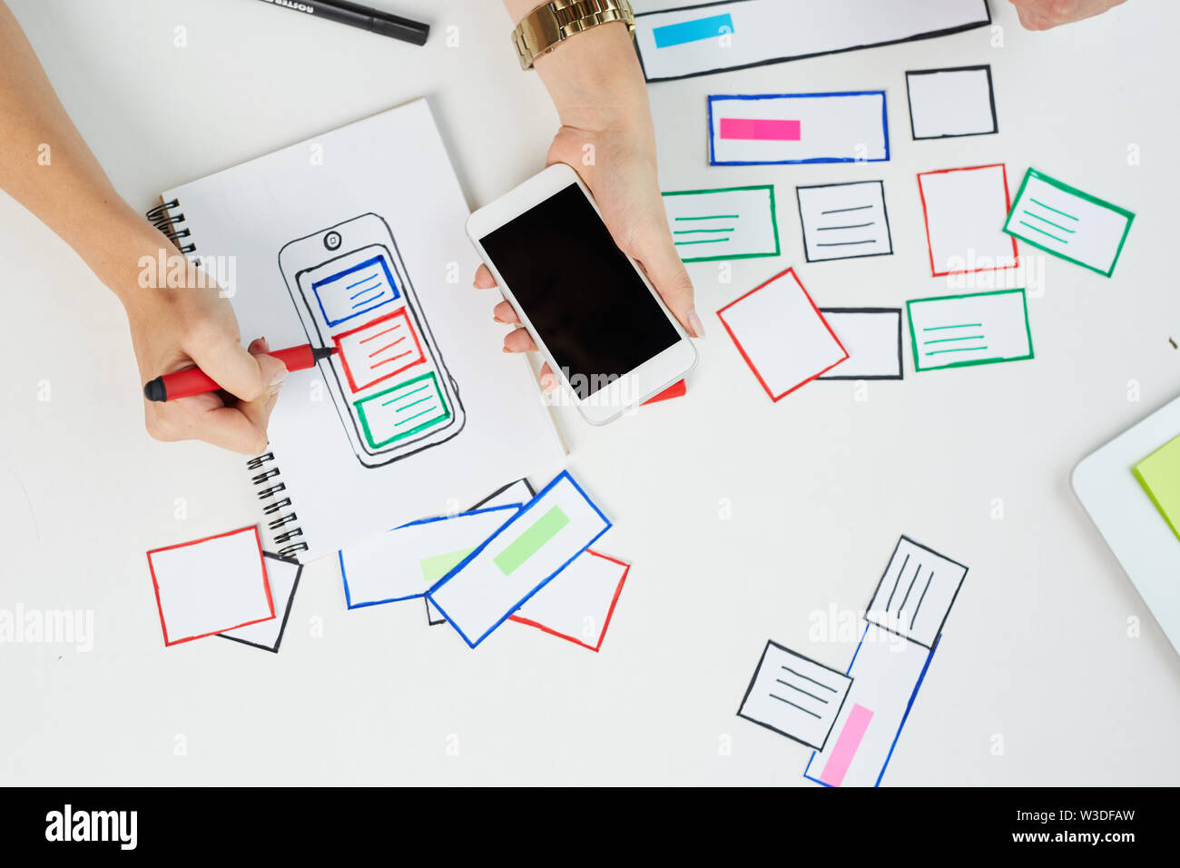 Web Designer arbeiten an neuen responsive Website protoyping für mobile Geräte Stockfoto