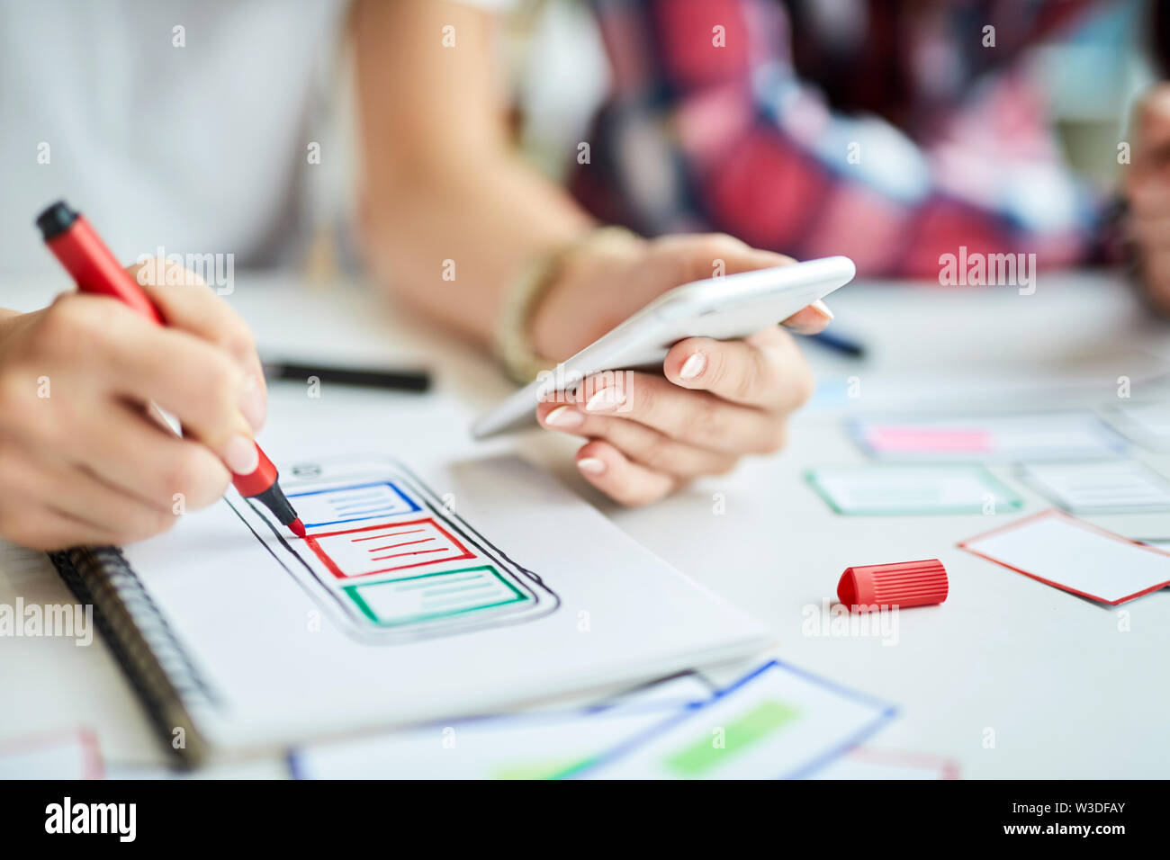 Nahaufnahme der Designer erstellen Mobile App Prototyp Stockfoto