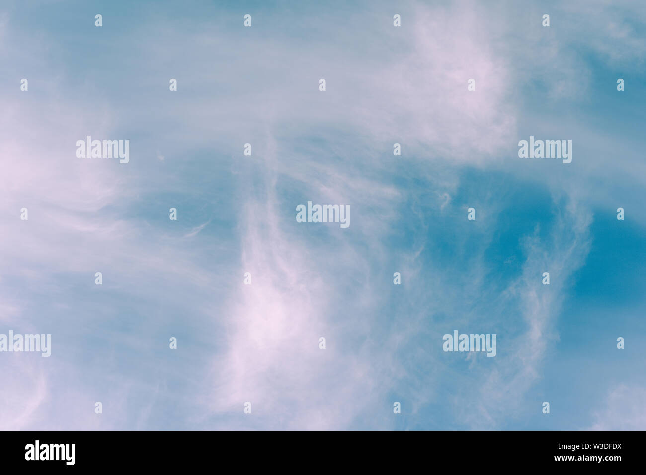 Schöne helle Wolken über einem klaren blauen Himmel Hintergrund, wispy weißen Wolken im Sommer Stockfoto