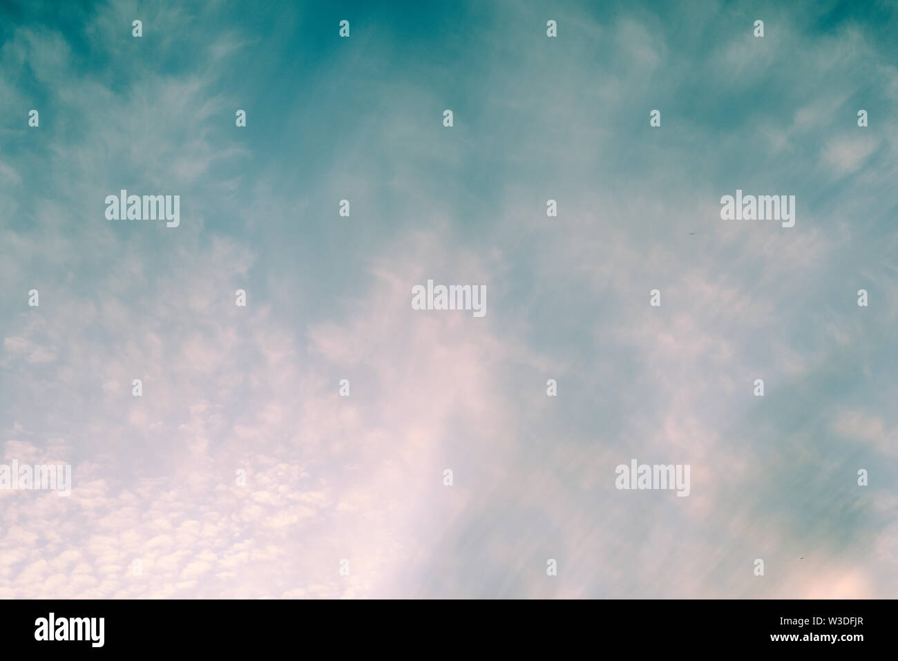 Retro Style Himmel Hintergrund. Wolken und Himmel mit Vintage Farben Stockfoto