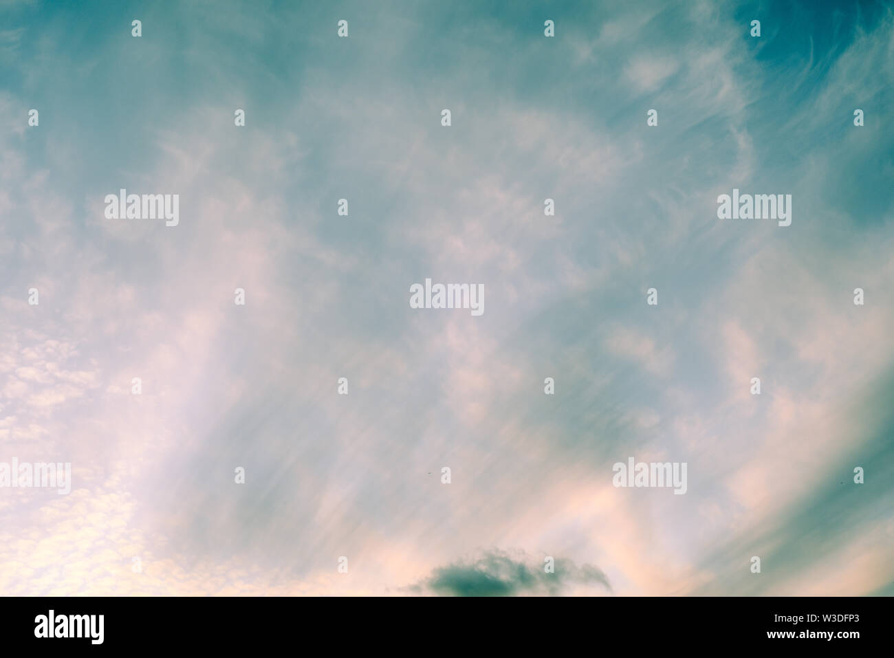 Retro Style Himmel Hintergrund. Wolken und Himmel mit Vintage Farben Stockfoto