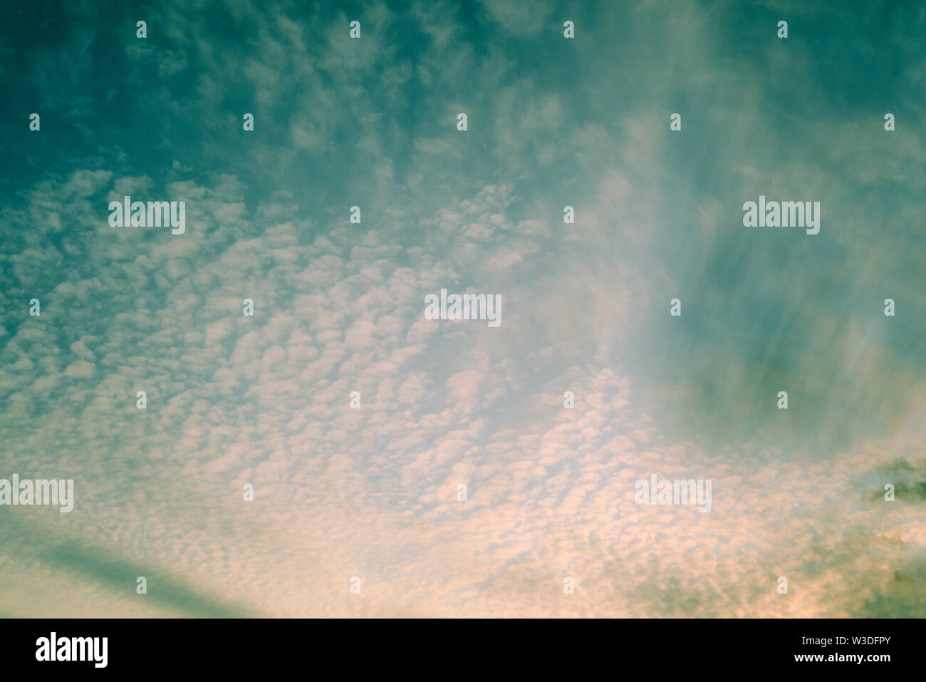 Retro Style Himmel Hintergrund. Wolken und Himmel mit Vintage Farben Stockfoto