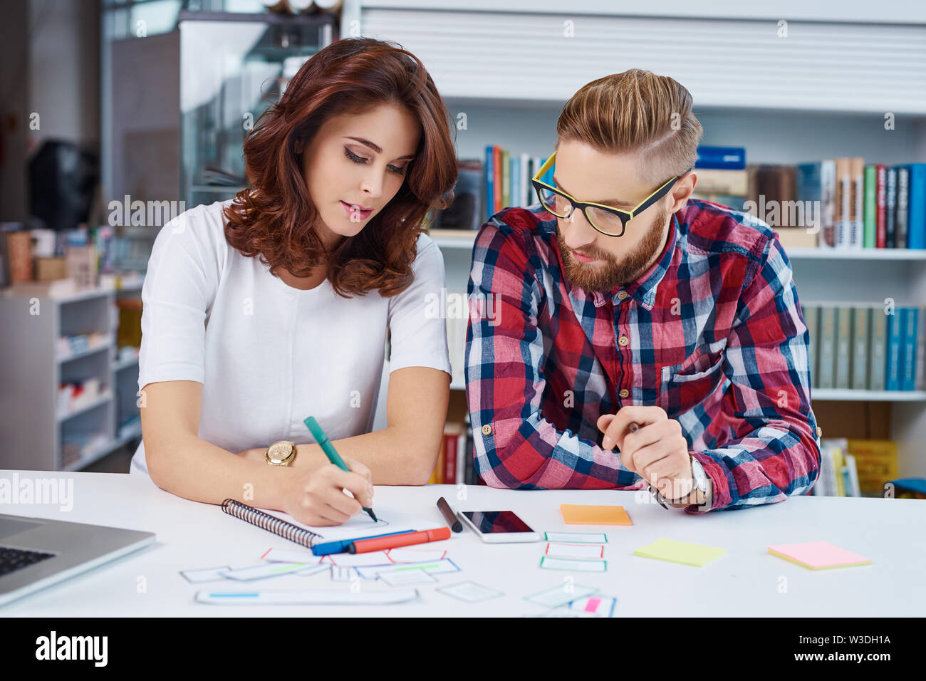 Kleine Web designer team Arbeiten am neuen Projekt entwickelt neue Website Layout Stockfoto