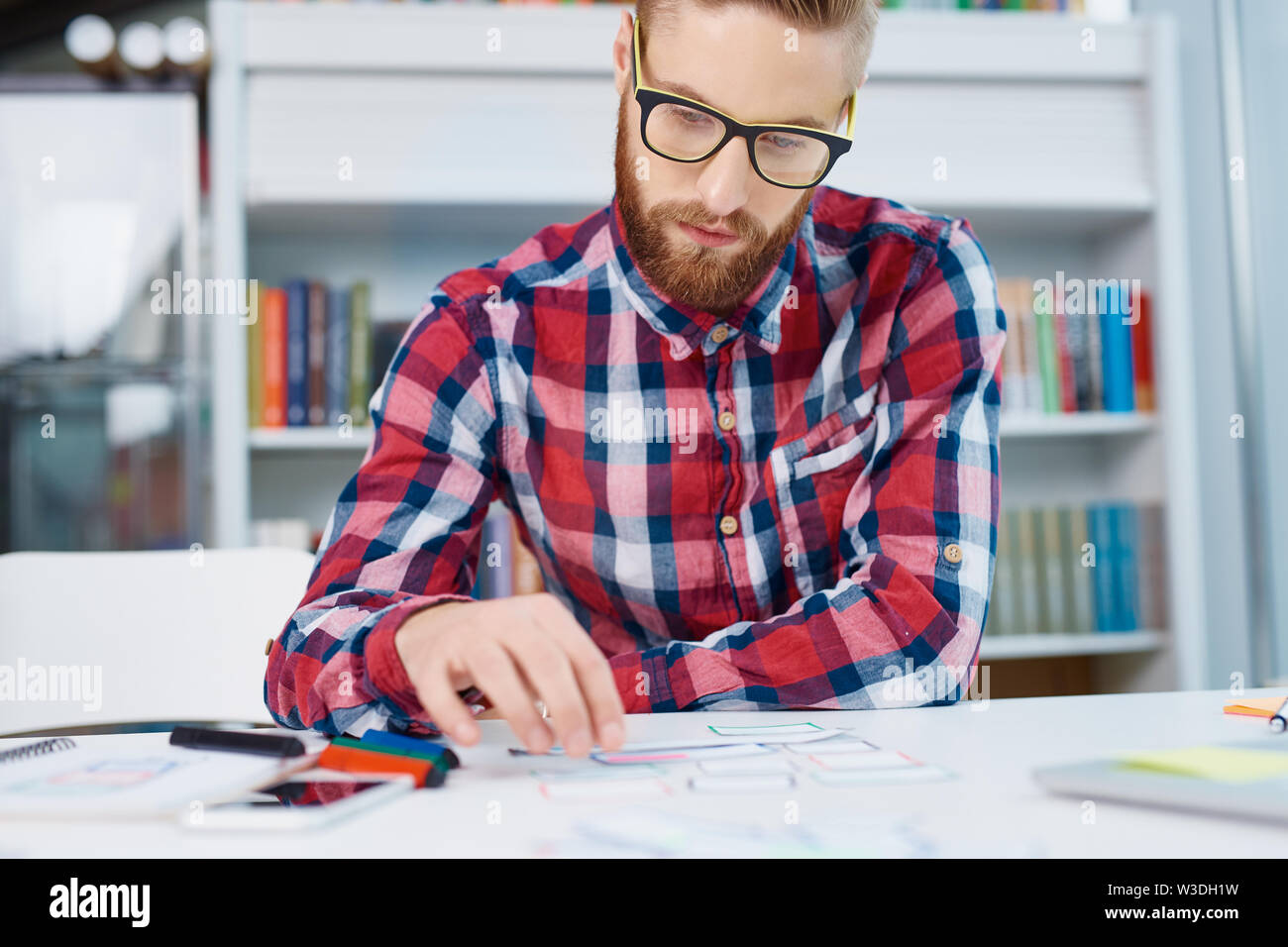 Web Designer arbeiten an neuen responsive Design im Büro Stockfoto