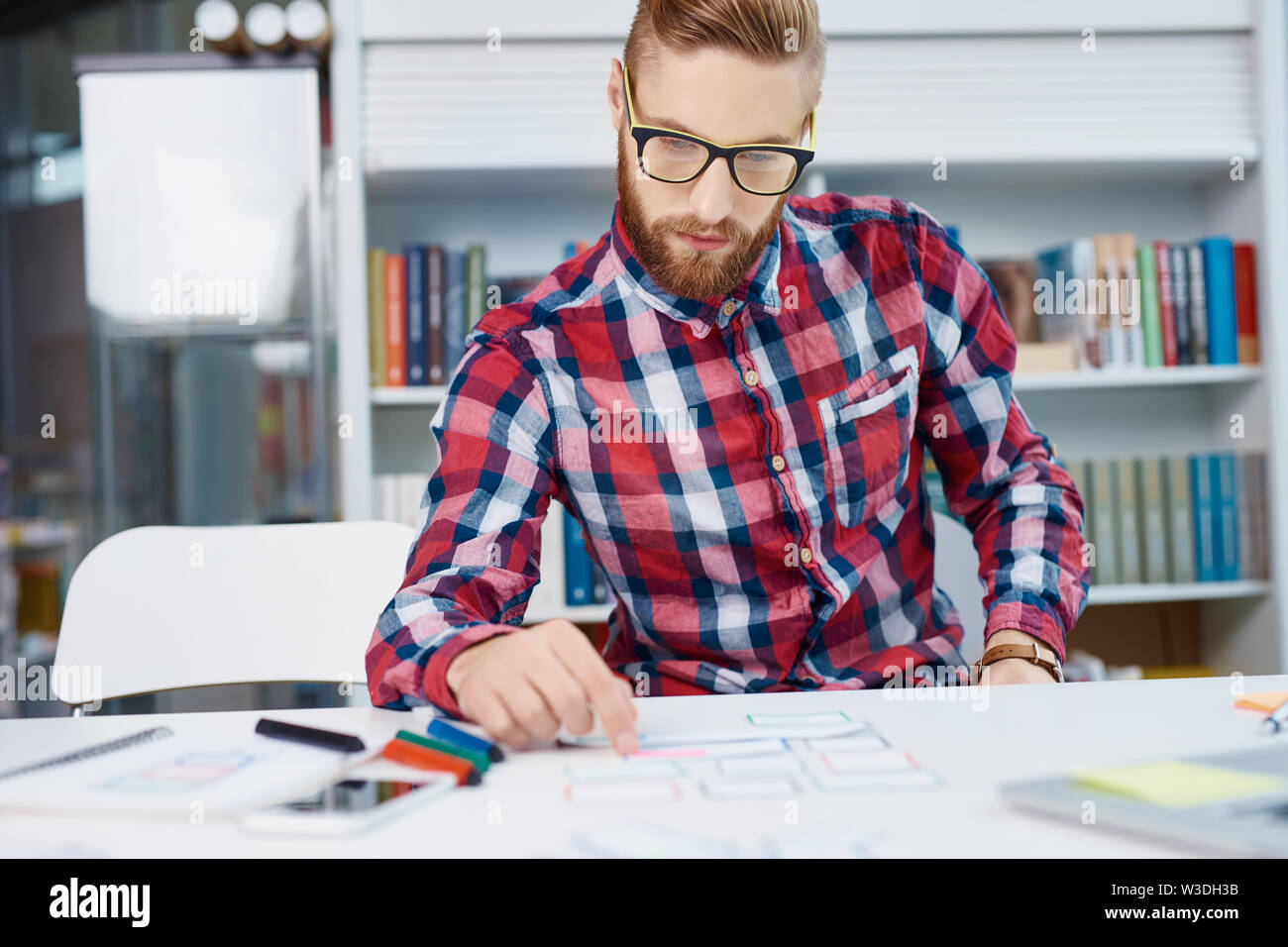 Freelance Web Designer arbeiten an neuen responsive Design Office im Büro Stockfoto