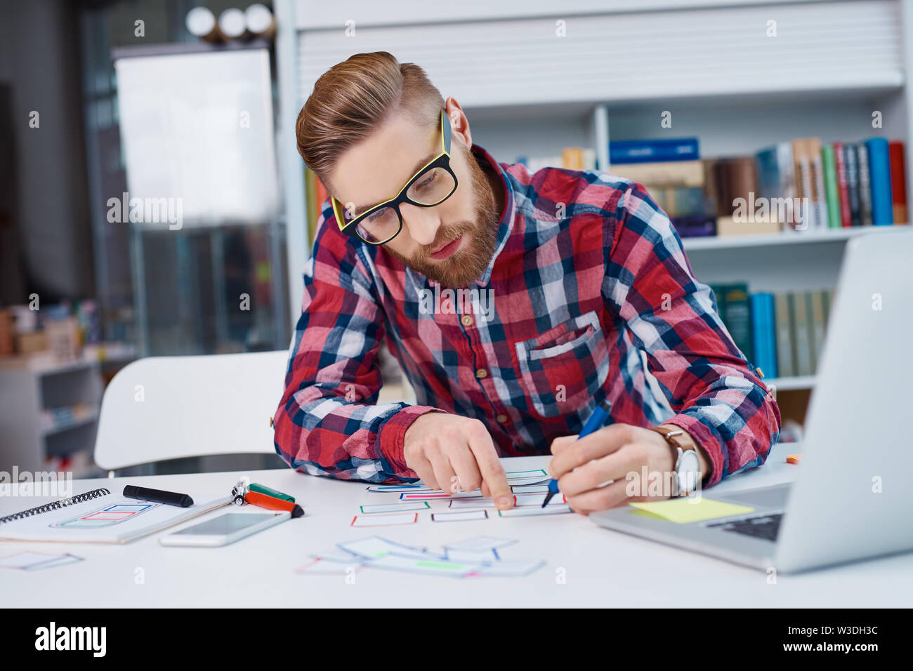 Web Designer erstellen Layout für neue Start-Website Stockfoto