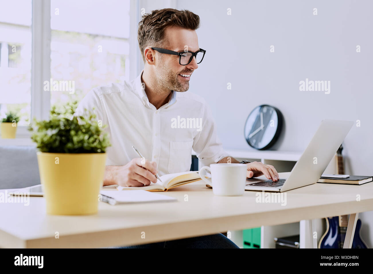 Freelancer Arbeiten am Laptop von home office Stockfoto