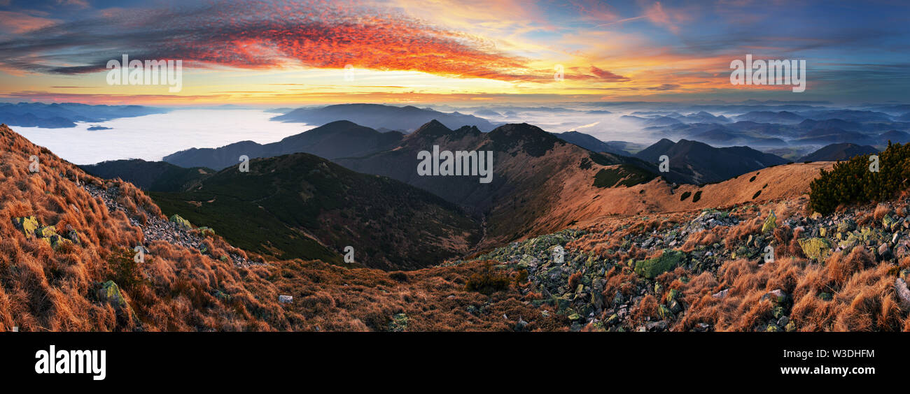 Dramatischer Sonnenuntergang im Herbst Berglandschaft - Slowakei, kleine Krivan Stockfoto