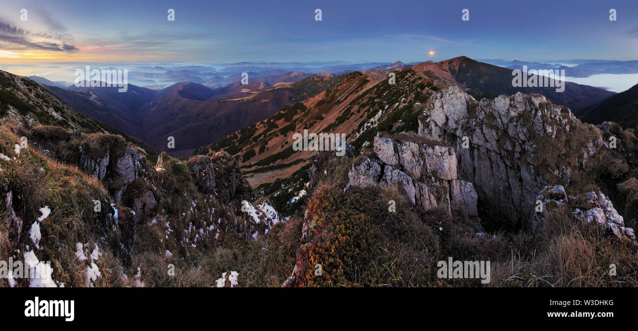 Bergpanorama mit Mond in der Slowakei Fatras Stockfoto