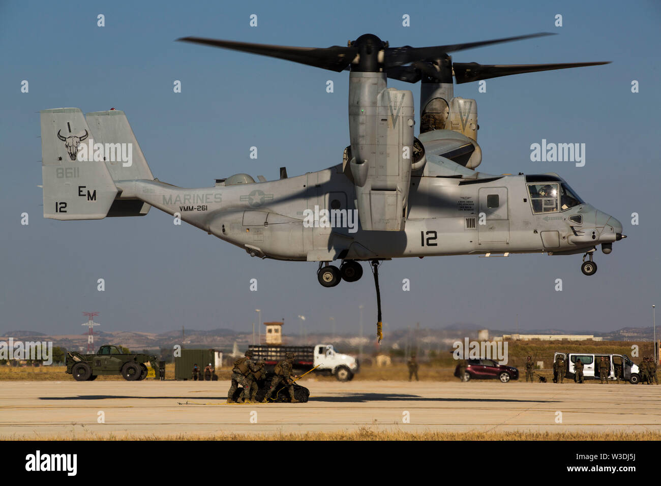 Ein U.S. Marine Corps MV-22 B Osprey mit speziellen Zweck Marine Air-Ground Task Force-Crisis Response-Africa 19.2, Marine Kräfte in Europa und in Afrika, führt eine externe Abheben beim Hubschrauber Support Team Training auf Moron Air Base, Spanien, 9. Juli 2019. Die Übung wurde durchgeführt, um die Interoperabilität zwischen den Luftfahrt und Logistik bekämpfung Bekämpfung Element element zu erhöhen. SPMAGTF-CR-AF ist eingesetzt Krise - Reaktion und Theater zu leiten - Security Operations in Afrika und die Förderung der regionalen Stabilität durch die Durchführung von militärischen Übungen in ganz Europa und Afrika. (U.S. Marine Cor Stockfoto