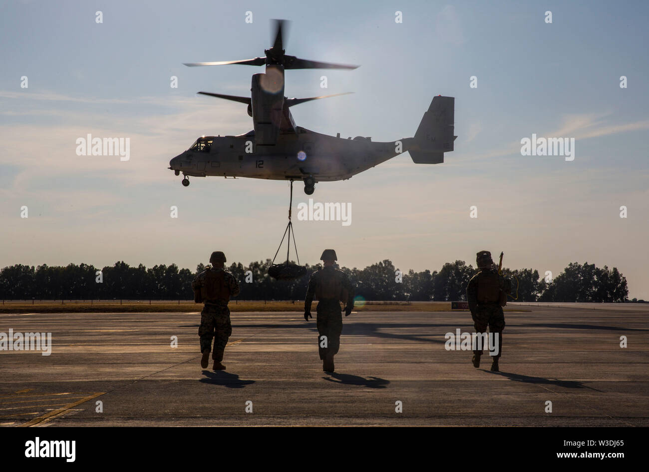 Ein U.S. Marine Corps MV-22 B Osprey mit speziellen Zweck Marine Air-Ground Task Force-Crisis Response-Africa 19.2, Marine Kräfte in Europa und in Afrika, führt eine externe Abheben beim Hubschrauber Support Team Training auf Moron Air Base, Spanien, 9. Juli 2019. Die Übung wurde durchgeführt, um die Interoperabilität zwischen den Luftfahrt und Logistik bekämpfung Bekämpfung Element element zu erhöhen. SPMAGTF-CR-AF ist eingesetzt Krise - Reaktion und Theater zu leiten - Security Operations in Afrika und die Förderung der regionalen Stabilität durch die Durchführung von militärischen Übungen in ganz Europa und Afrika. (U.S. Marine Cor Stockfoto