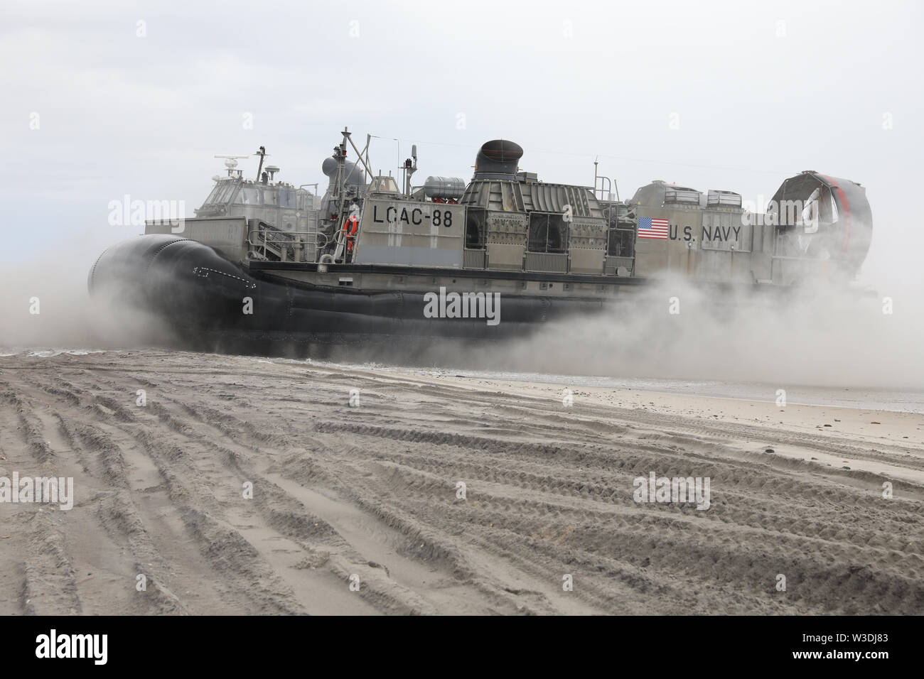190712-N-MH 210-0037 ONSLOW Strand, N.C. (12. Juli, 2019) - Landing Craft, Luftkissen 88, zum Angriff Handwerk Einheit 4 zugewiesen ist ein Strand Landung auf Onslow Strand, N.C. Angriff Handwerk 4 ist mit dem Bataan Amphibious Ready Gruppe Vorbereitung für eine bevorstehende Implementierung begonnen. (U.S. Marine Foto von Mass Communication Specialist 2. Klasse Zachary A. Anderson) Stockfoto