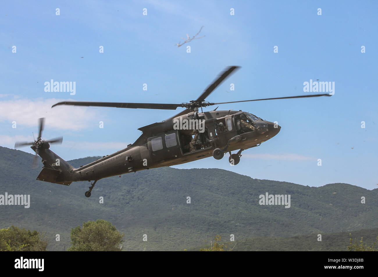 Ein UH-60 Black Hawk Hubschrauber bereitet während Air Assault Ausbildung bei Novo Selo Training Bereich zu landen, 9. Juli 2019. Die Schulung ist Teil der Übung Platin Lion 19, ein Bataillon Ebene von friedenserhaltenden Maßnahmen/gegen den Aufstand Veranstaltung konzipiert, organisiert und realistisches Training für NATO-Partner und verbündeten Staaten. (U.S. Armee Foto: Staff Sgt. Wahre Thao) Stockfoto