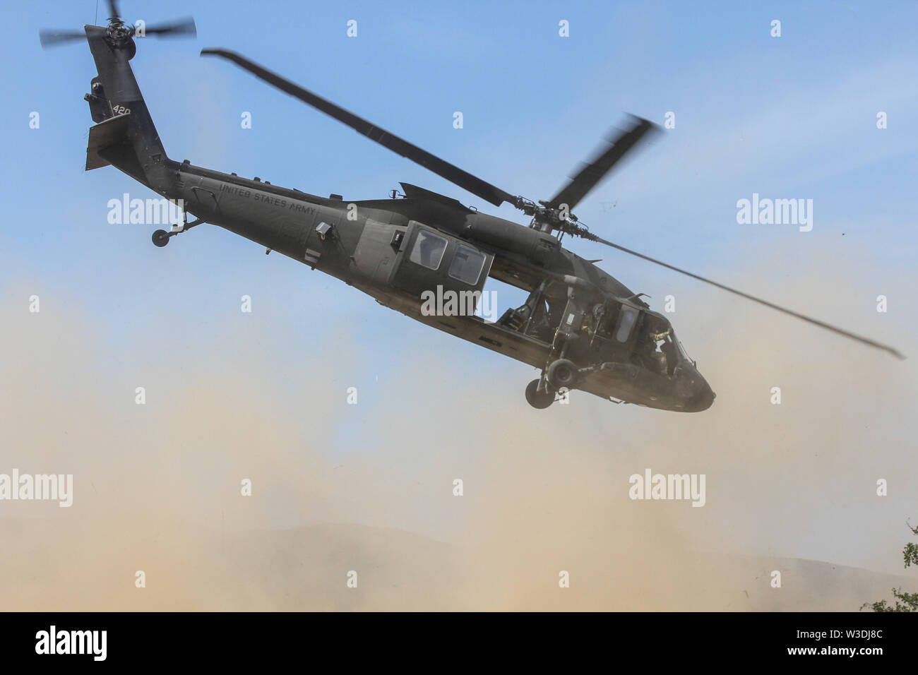Ein UH-60 Black Hawk Hubschrauber hebt ab nach Durchführung einer Air Assault bei Novo Selo, Juli 9, 2019. Die Schulung ist Teil der Übung Platin Lion 19, ein Bataillon Ebene von friedenserhaltenden Maßnahmen/gegen den Aufstand Veranstaltung konzipiert, organisiert und realistisches Training für NATO-Partner und verbündeten Staaten. (U.S. Armee Foto: Staff Sgt. Wahre Thao) Stockfoto