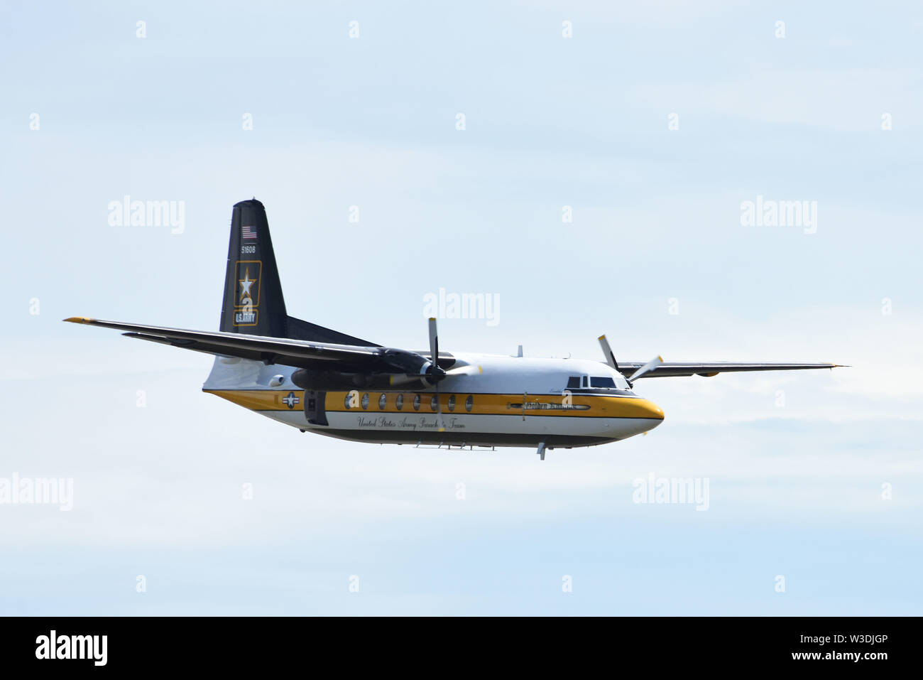 Die US-Armee Golden Knights Team führen Sie eine Straßenüberführung Juli 14, 2019, bei der "Mission über malmstrom "Open House Veranstaltung am Malmstrom Air Force Base, Mont. Die zweitägige Veranstaltung, empfohlene Aufführungen von Antenne demonstration Teams, Überführungen, Führungen und statische wird angezeigt. Die Demonstration und Wettbewerb Team besteht aus 24 Mitgliedern, die sich um die Vereinigten Staaten reisen, auch bei verschiedenen Veranstaltungen. Die zweitägige Veranstaltung, empfohlene Aufführungen von Antenne demonstration Teams, Überführungen, Führungen und statische wird angezeigt. (U.S. Air Force Foto von Airman 1st Class Jakob M. Thompson) Stockfoto