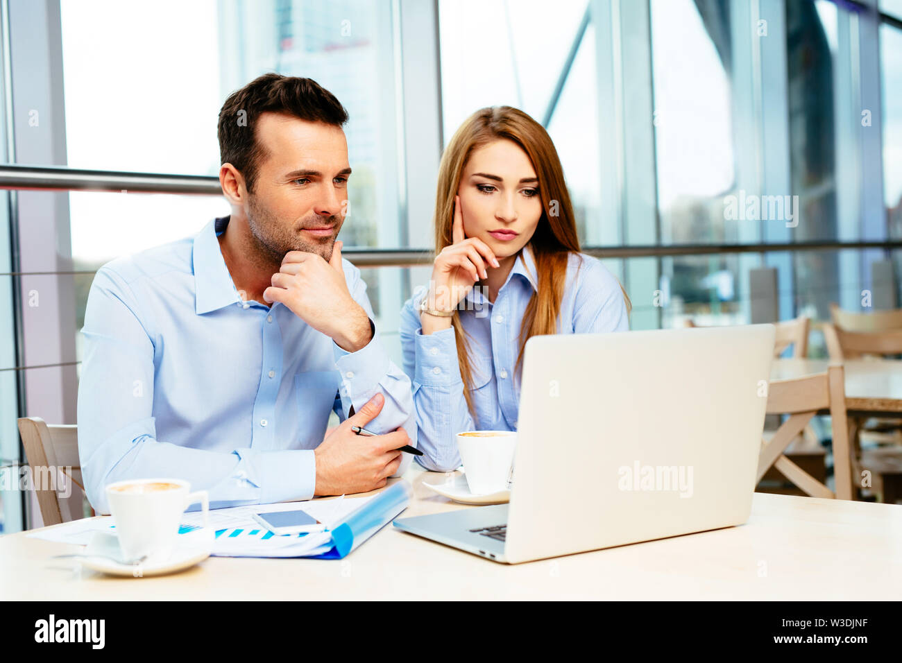 Zwei junge Profis vor einem Laptop konzentrieren. Stockfoto